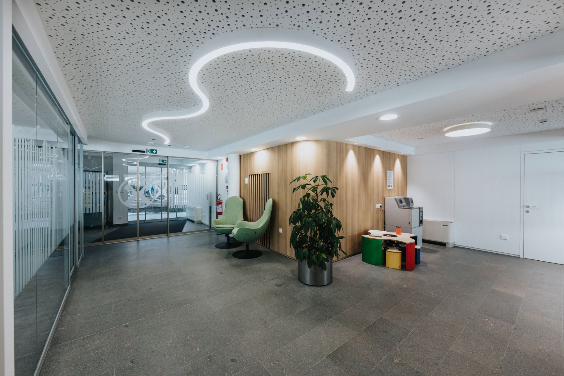 Linea luminosa LED curva in una filiale bancaria