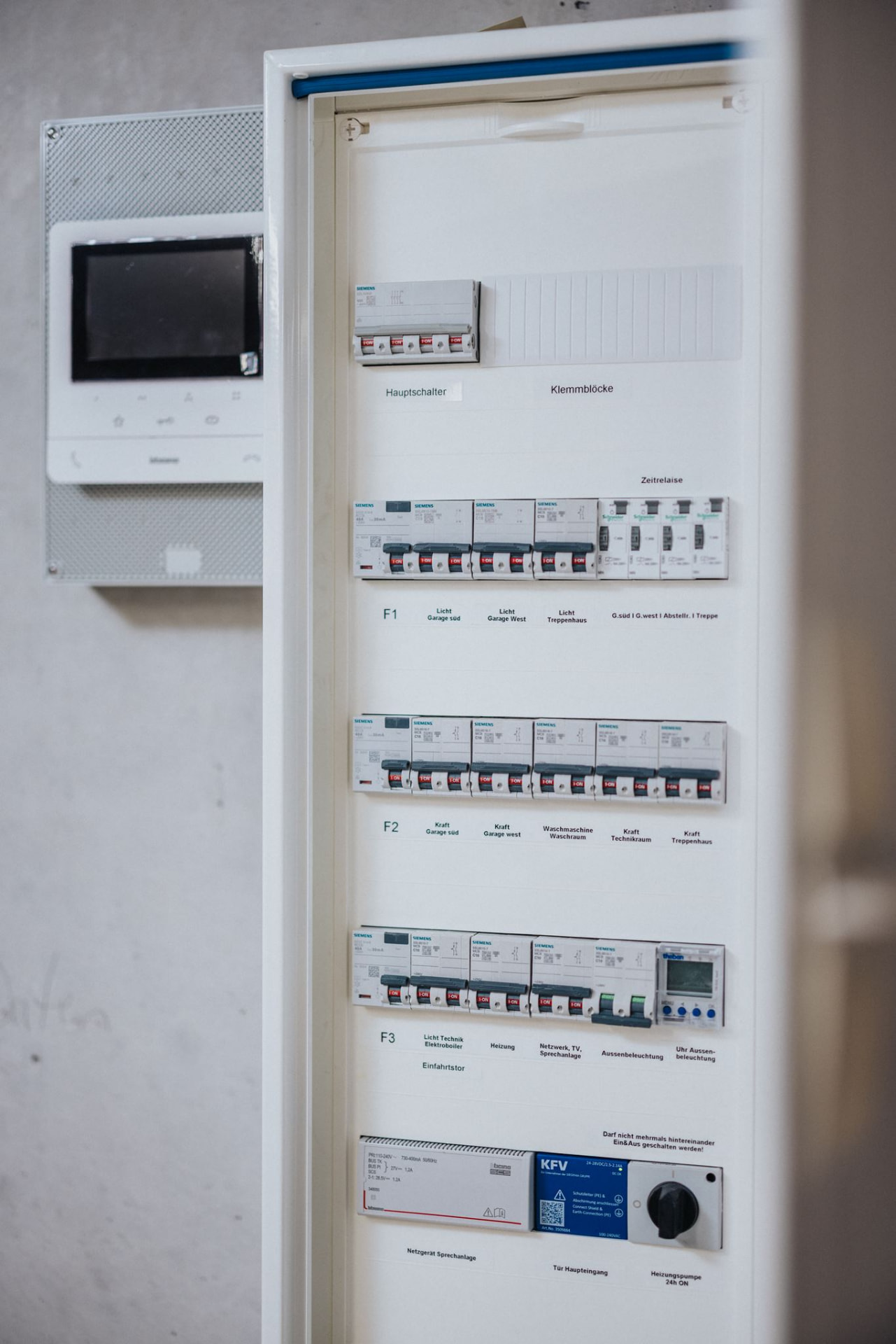 Sauber beschrifteter Sicherungskasten einer Elektroinstallation von Elektro Lamprecht