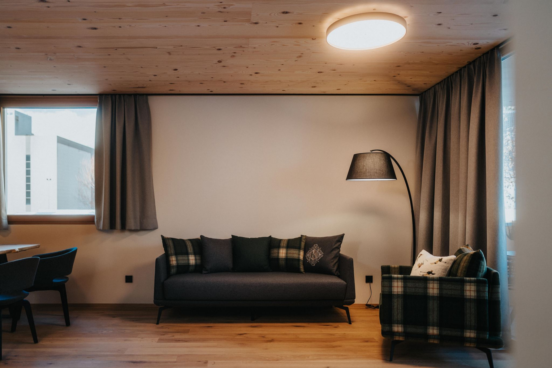 Plafoniera in soggiorno con soffitto in legno